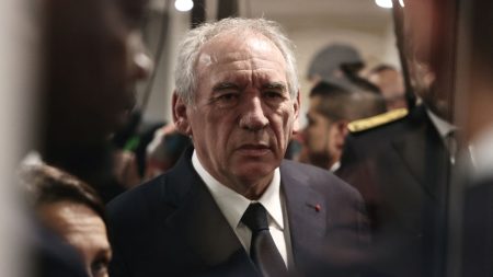 "Il n'est pas à la hauteur du moment" : pourquoi François Bayrou commence à agacer dans son propre camp