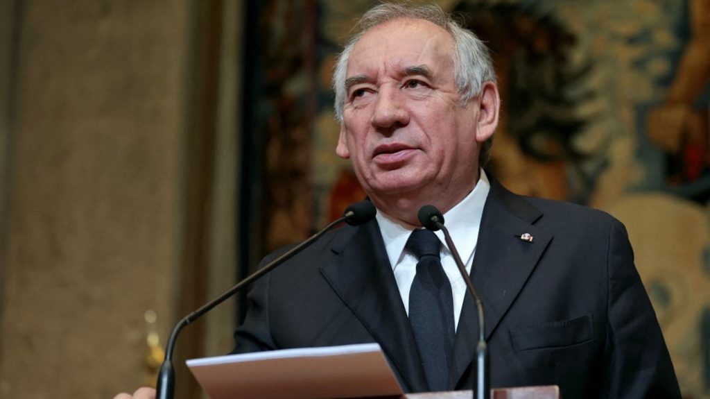 "Qu'est-ce qu'être Français ?" : François Bayrou a demandé au Conseil économique et social de se saisir du sujet

          François Bayrou avait annoncé vouloir lancé le début début février, en plein échange autour du droit du sol. Depuis, rien ne s'est passé ou presque.