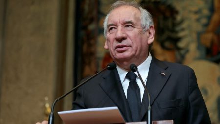 "Qu'est-ce qu'être Français ?" : François Bayrou a demandé au Conseil économique et social de se saisir du sujet

          François Bayrou avait annoncé vouloir lancé le début début février, en plein échange autour du droit du sol. Depuis, rien ne s'est passé ou presque.