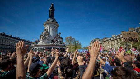 "Je suis très inquiet, terrifié même" : une partie de la gauche mobilisée à Paris contre le discours de l'extrême droite après la condamnation de Marine Le Pen