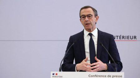 :
    Édito



  



  


      

  

  
    Dans la conquête de LR, qui a l’avantage dans le duel Wauquiez-Retailleau ?

          Bruno Retailleau a présenté jeudi son bilan de six mois en tant que ministre de l’Intérieur, un exercice d’autosatisfaction avant l'élection du président des Républicains en mai. Face à lui, Laurent Wauquiez, en "challenger", adopte une posture plus radicale, prêt à tout pour prendre l'ascendant.