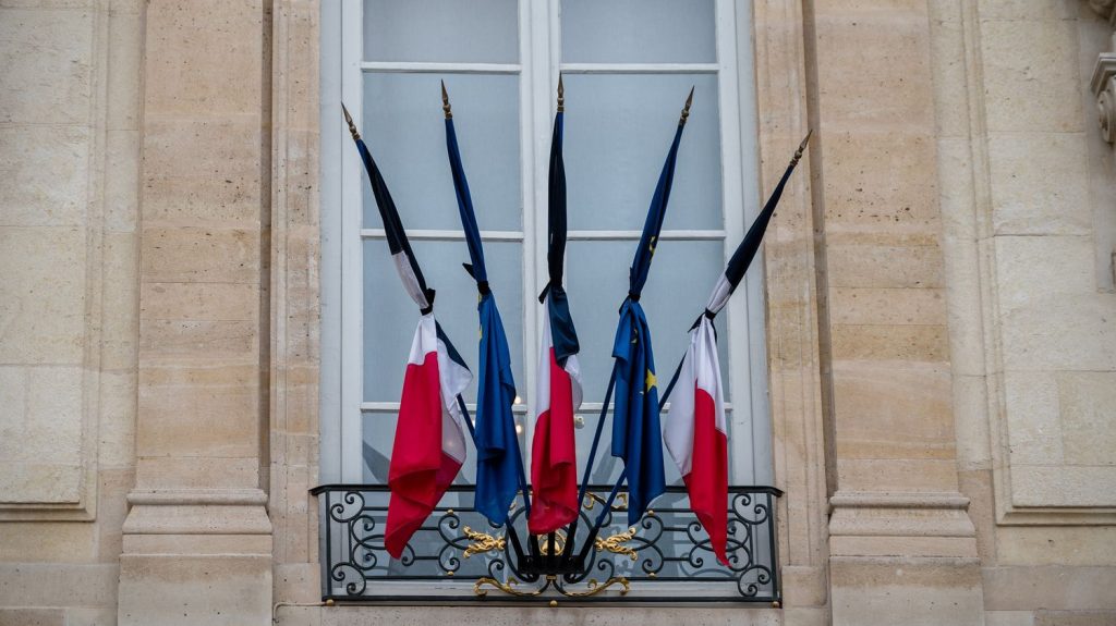 "Une laïcité à géométrie variable" : les drapeaux mis en berne samedi pour les obsèques du Pape François suscitent la polémique à gauche