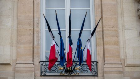 "Une laïcité à géométrie variable" : les drapeaux mis en berne samedi pour les obsèques du Pape François suscitent la polémique à gauche