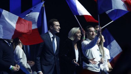 :
    Reportage



  



  


      

  

  
    "On compte sur vous" : du RN à la gauche en passant par Renaissance, les partis comptent leurs forces avant un dimanche très politique

          Près d'une semaine après la condamnation de Marine Le Pen menaçant sa candidature pour l'élection présidentielle de 2027, le RN appelle les militants à manifester dimanche à Paris. Les macronistes et la gauche ont organisé leurs propres rassemblements pour marquer la confrontation.