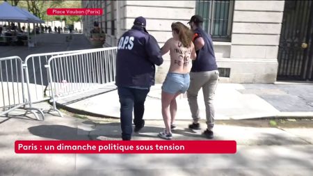 :
    Vidéo




  



  


  
  Condamnation de Marine Le Pen : trois militantes Femen expulsées du rassemblement du Rassemblement national à Paris