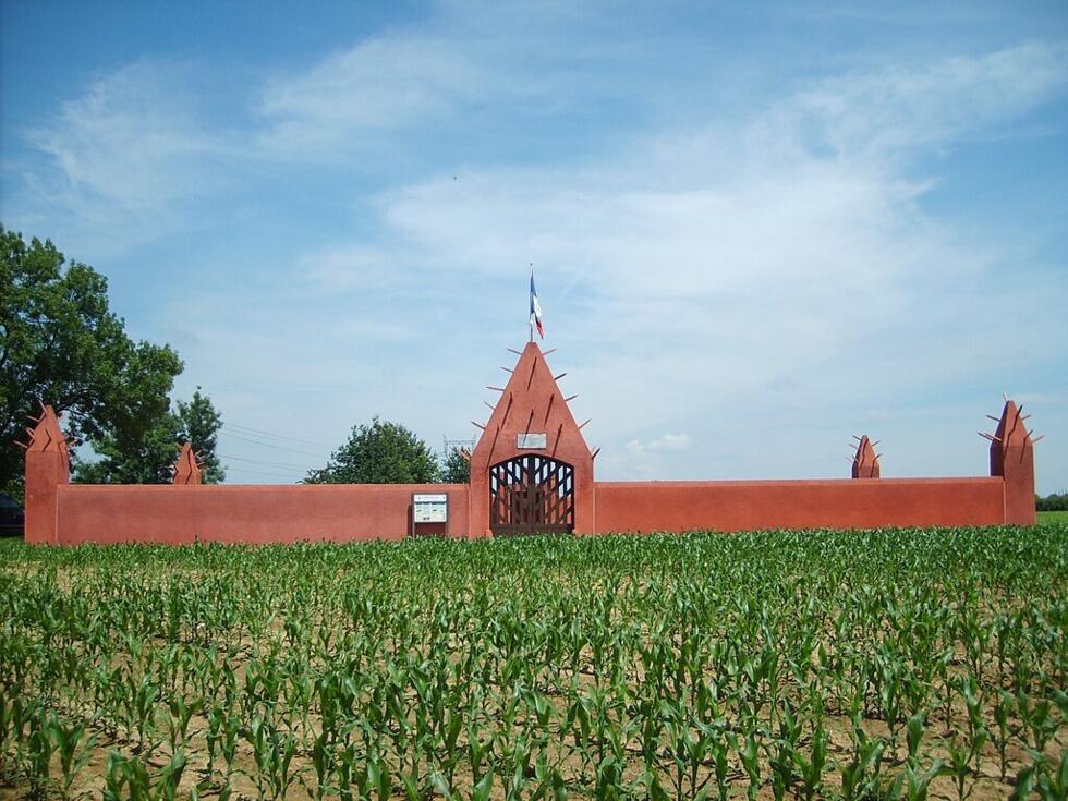 Entrée du cimetière Tata.