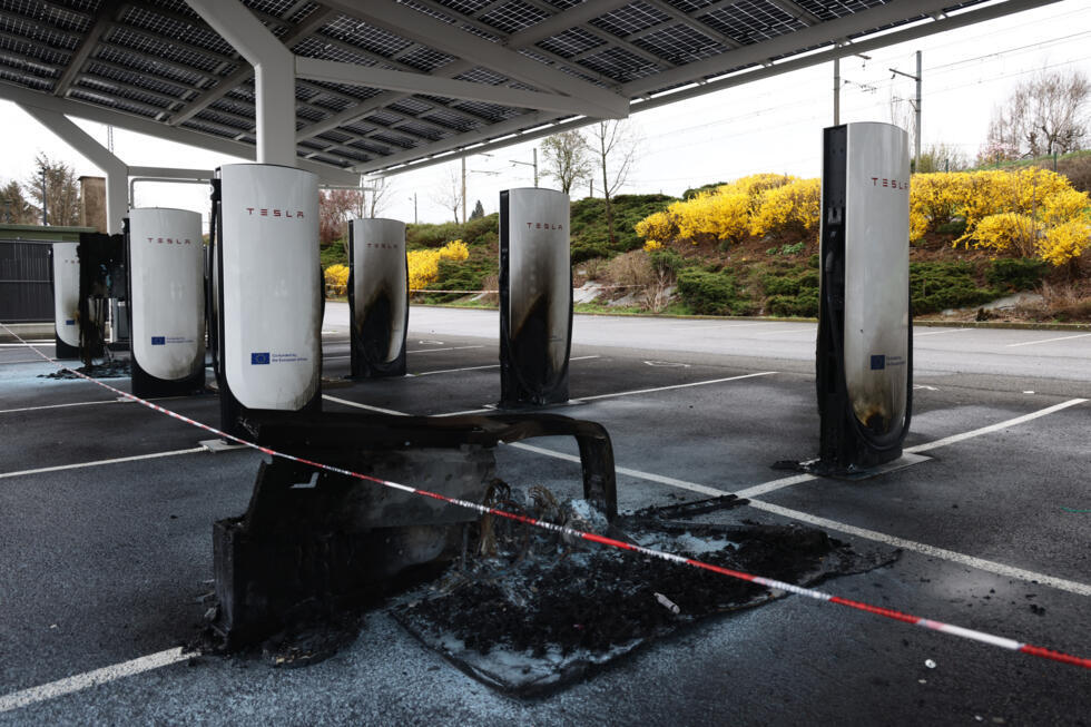 Les gares de charge de Tesla à Saint-Chamond, dans le centre de la France, ont été brûlées le 29 mars.