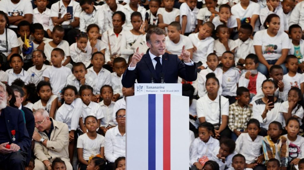 Emmanuel Macron annonce la création d'une commission mixte d'historiens sur les "atrocités" de la décolonisation à Madagascar