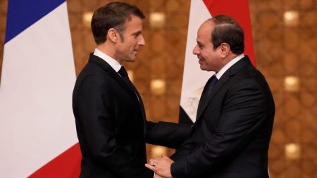 Emmanuel Macron est arrivé en Egypte pour une visite consacrée essentiellement à la guerre à Gaza