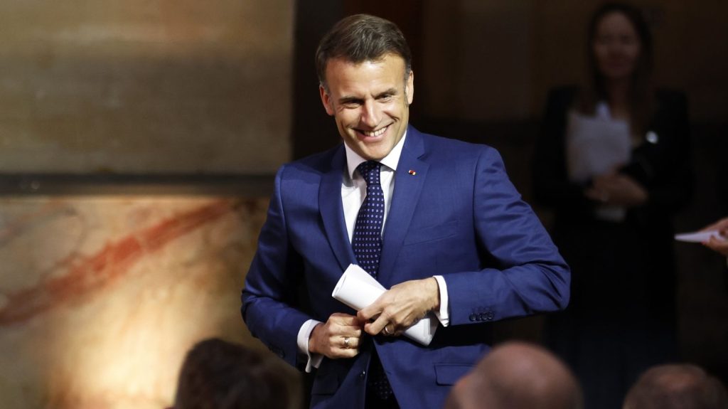 Emmanuel Macron en visite surprise dans un bar-PMU des Deux-Sèvres