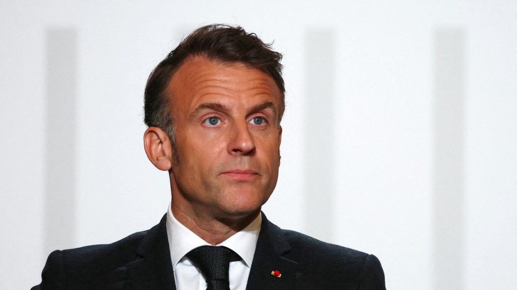 Emmanuel Macron appelle les chercheurs "du monde entier" à "choisir" la France et l'Europe, avec un "rendez-vous le 5 mai"