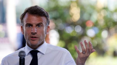 Emmanuel Macron "ne prendra aucune décision" de retrait de la Légion d'honneur à Nicolas Sarkozy