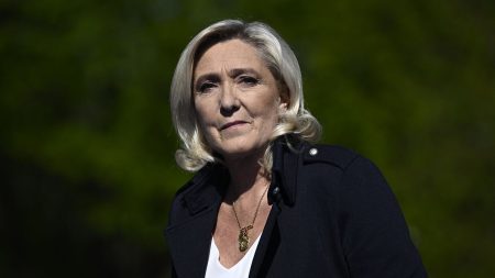 Marine Le Pen peut-elle être condamnée malgré son immunité parlementaire ?

          Marine Le Pen a été condamnée à quatre ans de prison et cinq ans d'inéligibilité dans l'affaire des assistants parlementaires du FN au Parlement européen, ce qui l'empêche, en l'état, de se présenter à l'élection présidentielle de 2027. Pourtant, elle bénéficie d'une immunité parlementaire. N'est-ce pas contradictoire ?