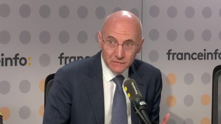 :
    le dernier publié



  



  


      

  

  
    
    Marine Le Pen sera jugée en appel avant 2027 : "La justice n'a pas réagi sous la pression", affirme le premier président de la Cour de cassation

          Alors que le procès de Marine Le Pen l'a rendue momentanément inéligible pour 2027, des magistrats ont été visés par des menaces. "Un mouvement qui se développe", alerte Christophe Soulard, qui décorrèle toutefois ces menaces du délai décidé.
    
    
          Diffusé le 02/04
                      
        3min