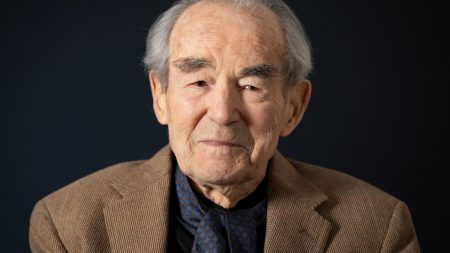 La panthéonisation de Robert Badinter le 9 octobre, symbolique à plus d'un titre

          Robert Badinter entrera au Panthéon dans six mois en hommage à son rôle dans l'abolition de la peine de mort. Un symbole triplement puissant à un moment où la justice est attaquée, la démocratie affaiblie et critiquée et l'antisémitisme en plein rebond.