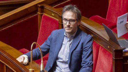 Quand un poisson d'avril se retrouve à l'Assemblée nationale

          Le député LFI Arnaud Le Gall a demandé au ministre des Affaires étrangères s'il savait que le vice-président américain avait prévu de participer à un pèlerinage catholique traditionnaliste en France. Mais il s'agissait d'un poisson d'avril.