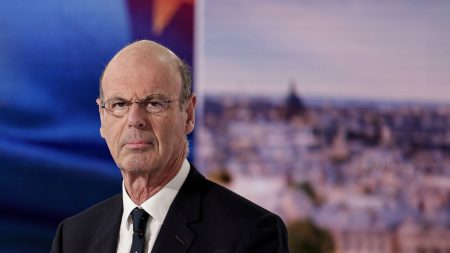 Le gouvernement abaisse sa prévision de croissance de 0,9% à 0,7% pour 2025, "compte tenu des incertitudes", annonce le ministre de l'Economie