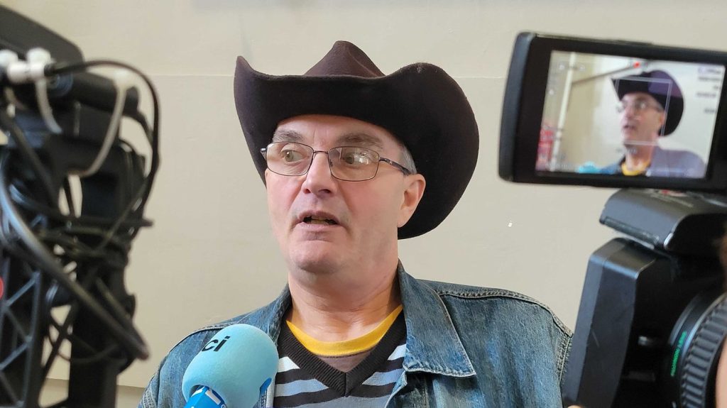 Au procès du "citoyen souverain" qui "ne contracte pas", Pierre Legrand est malgré tout forcé de "se soumettre" à la justice