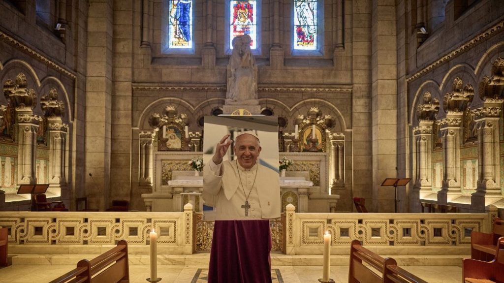 Mort du pape François : côté réactions politiques en France, deux salles, deux ambiances

          La gauche salue le défenseur des migrants, des plus faibles, quand une partie de la droite se restreint au service minimum.
