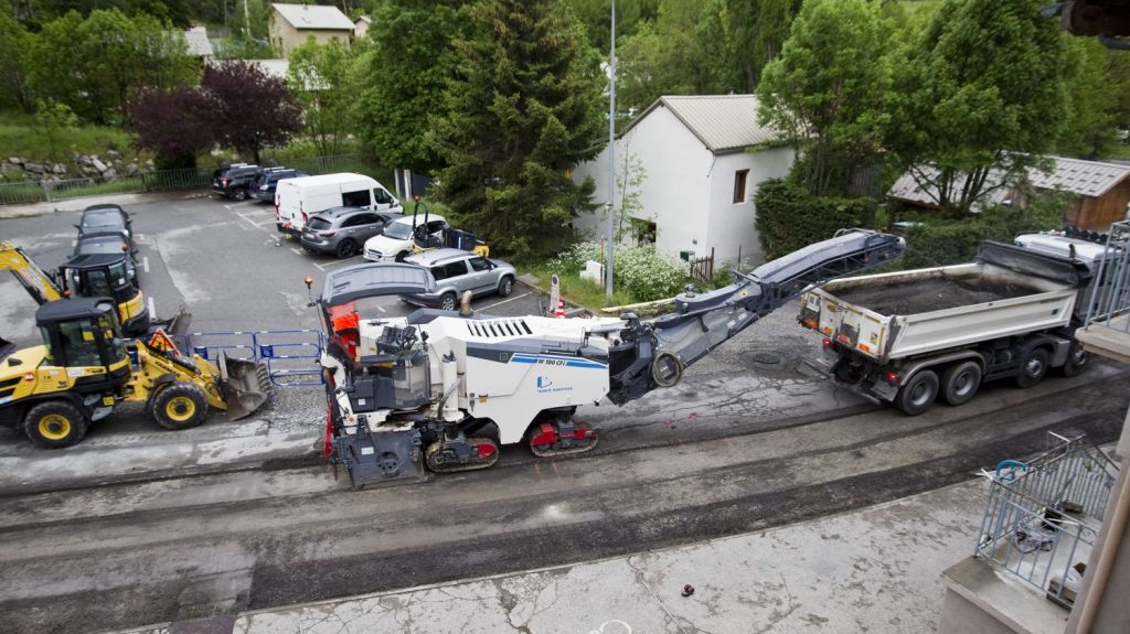 L'Association des maires de France alerte sur l'usure des routes et dénonce l'absence de moyens pour les entretenir