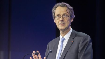 "Plus question d'investir dans une ville détenue par les écologistes" : la déclaration du patron de Safran contrarie la stratégie des écologistes en vue des municipales

          Olivier Andriès a affirmé qu'il "bannirait" tout projet dans les villes écologistes. Cette déclaration choc vient heurter la stratégie du parti Les Écologistes qui espère bien conquérir de nouvelles municipalités l'année prochaine.