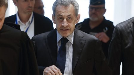 Relaxe ou prison : le sort de Nicolas Sarkozy bientôt tranché dans le procès des soupçons de financement libyen de sa campagne présidentielle de 2007

          Le procès de Nicolas Sarkozy touche à sa fin alors que les braises de la condamnation de Marine Le Pen à cinq ans d’inéligibilité sont encore chaudes. Ses avocats vont plaider la relaxe mardi avant que le tribunal ne se retire pour délibérer. L'ex-président risque sept ans de prison et cinq ans d'inéligibilité.