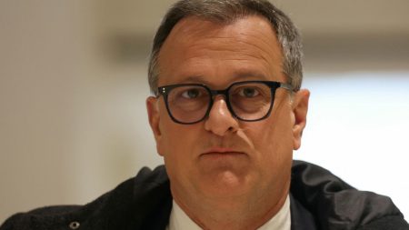 Rassemblement de soutien au RN : "On est en République, on est en démocratie, on se défend", plaide Louis Aliot