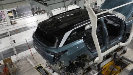 Droits de douane américains : Stellantis suspend sa production au Canada