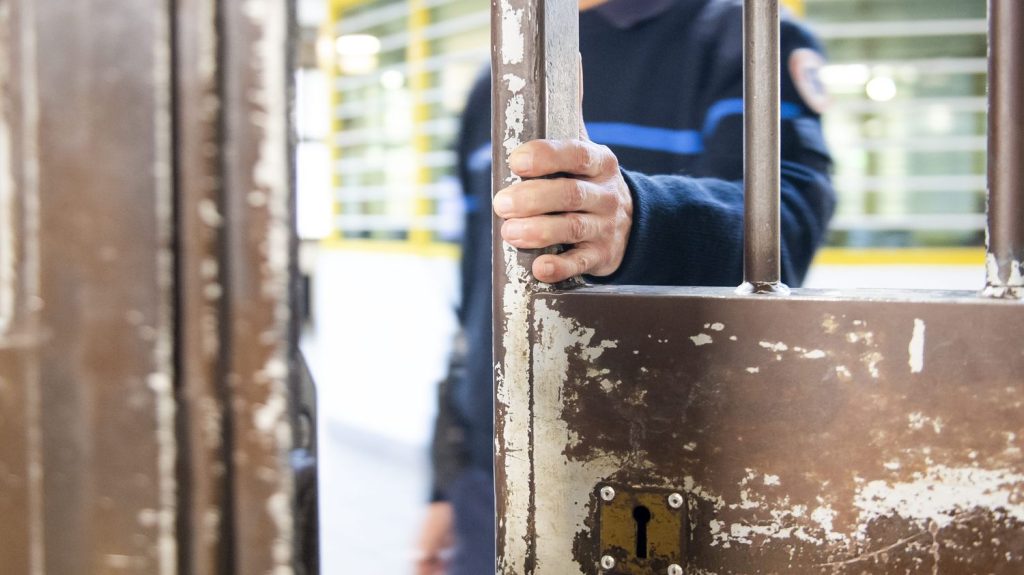 Surpopulation carcérale : les directeurs de prison seront attentifs "à la qualité des matériaux et à la qualité de la prise en charge" des détenus incarcérés dans les structures modulaires