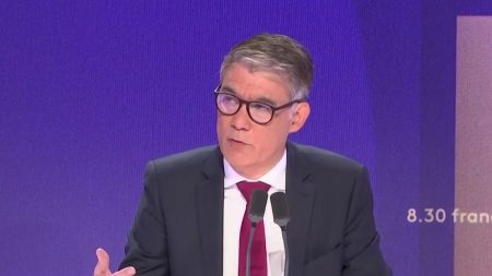 Suspension des droits de douane américains : "Donald Trump fait de l’économie comme il fait de la politique, au doigt mouillé", estime Olivier Faure, patron du PS