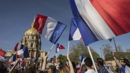 :
    Reportage




  



  


  
  "Les juges vont déclencher une guerre civile" : les sympathisants du RN réunis à Paris dénoncent la condamnation "politique" de Marine Le Pen
