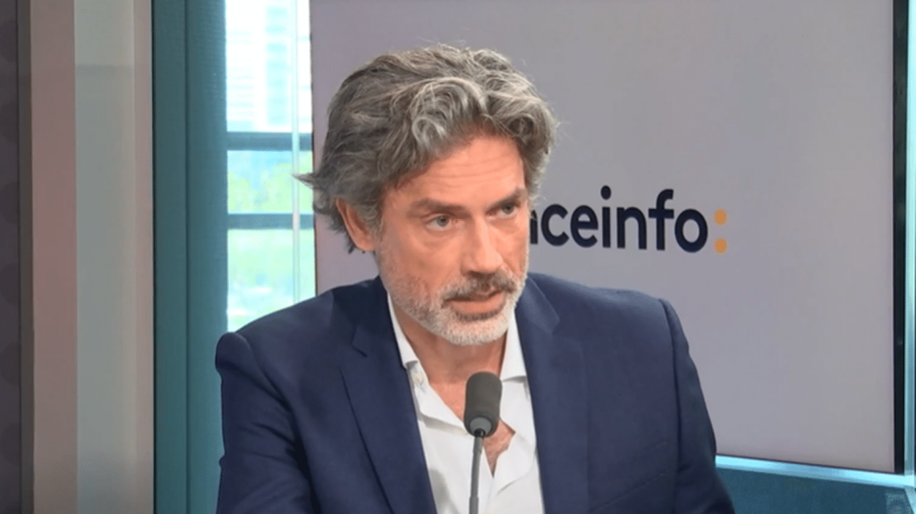 Taxer les colis en provenance de Chine : "Dans les faits, c'est juste du flan", estime la Fédération française du prêt-à-porter féminin

          Yann Rivoallan, président de la Fédération française du prêt-à-porter féminin, réagissait à la proposition du gouvernement de faire payer par les plateformes "des frais de gestion" de "quelques euros" pour les petits colis en provenance de Chine.