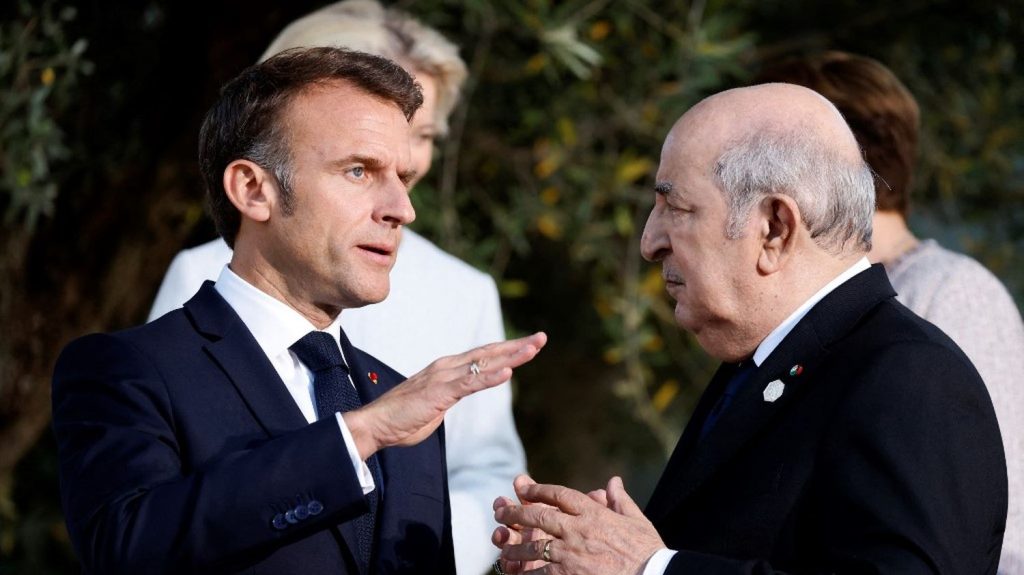 Tensions entre la France et l'Algérie : un nouveau pic dans une crise diplomatique qui dure

          L'expulsion de douze agents de l'ambassade de France en Algérie et les représailles engagées par Paris, marque un nouvel épisode dans une relation diplomatique très tendue depuis l'été 2024.