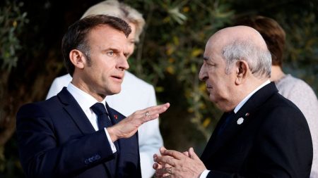 Tensions entre la France et l'Algérie : un nouveau pic dans une crise diplomatique qui dure

          L'expulsion de douze agents de l'ambassade de France en Algérie et les représailles engagées par Paris, marque un nouvel épisode dans une relation diplomatique très tendue depuis l'été 2024.