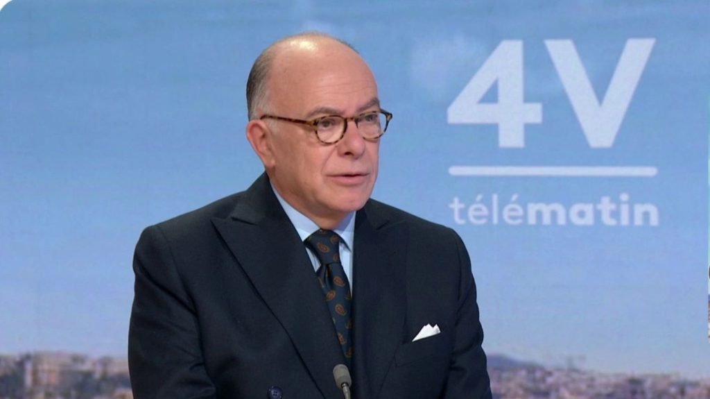 Droits de douane américains : Donald Trump met en œuvre une "politique absurde", estime Bernard Cazeneuve