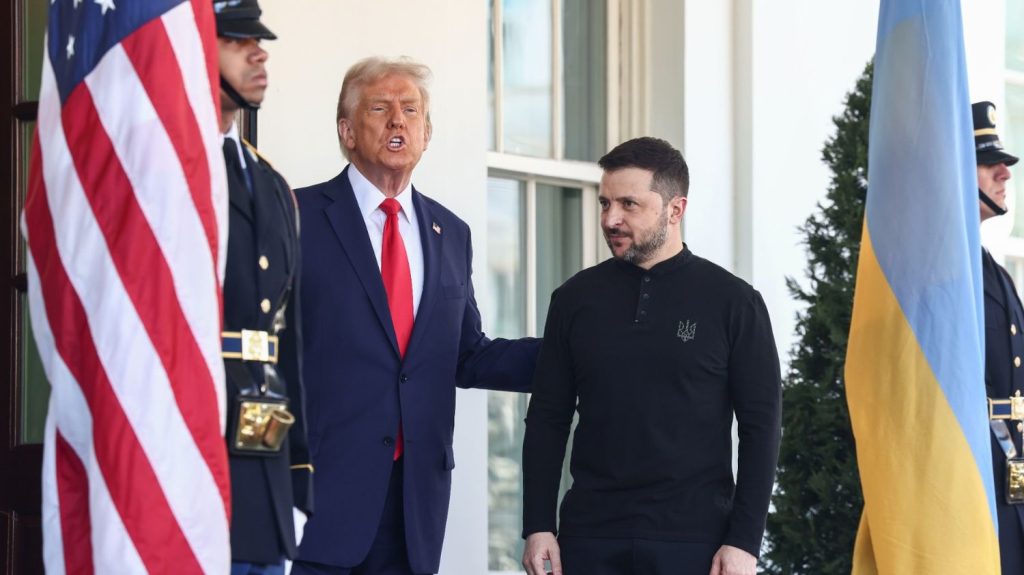 Guerre en Ukraine : Donald Trump met à nouveau la pression sur Volodymyr Zelensky

          Des missiles ont été tirés sur Kiev dans la nuit. Au moins neuf personnes ont été tuées et 63 blessées, selon les autorités ukrainiennes. Toujours pas de cessez-le-feu donc et le président américain accuse son homologue ukrainien de bloquer les négociations.