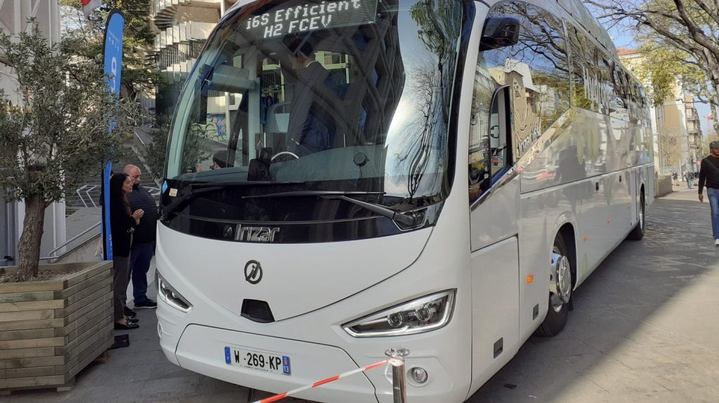 :
    Reportage




  



  


  
  "Il n'y a pas sur le marché actuellement des véhicules électriques de ce type" : un autocar à l'hydrogène testé entre Marseille etr Briançon