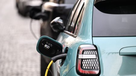:
    le dernier publié



  



  


      

  

  
    
    Voiture électrique : demain, on pourra recharger sur toutes les bornes

          Quelle que soit sa carte d'abonnement, on pourra se servir dès juin à n'importe quelle borne de recharge de voitures électriques. Les quatre principaux opérateurs européens ont rendu leur application compatible.
    
    

      
              
          Diffusé le 11/04
                      
            



  

  
  
    
        2min