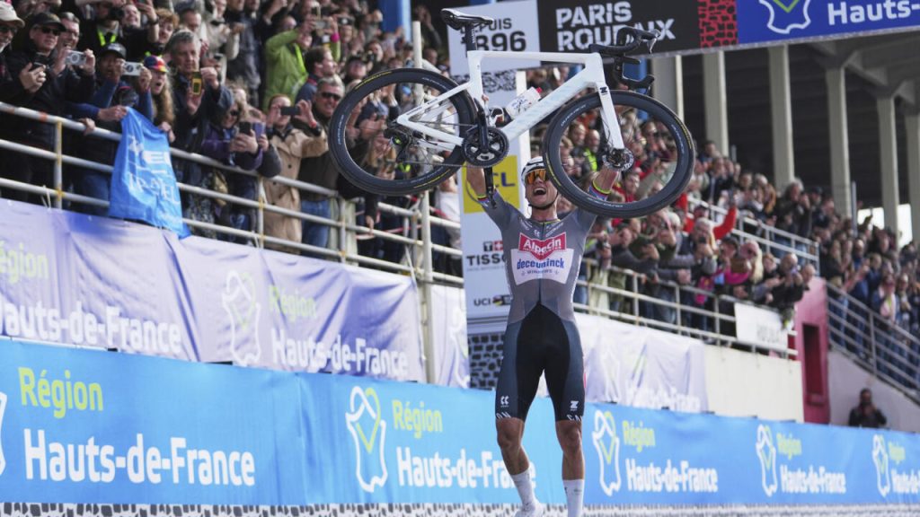 L'homme s'est interrogé sur une attaque présumée contre Paris - le vainqueur de la course de Roubaix