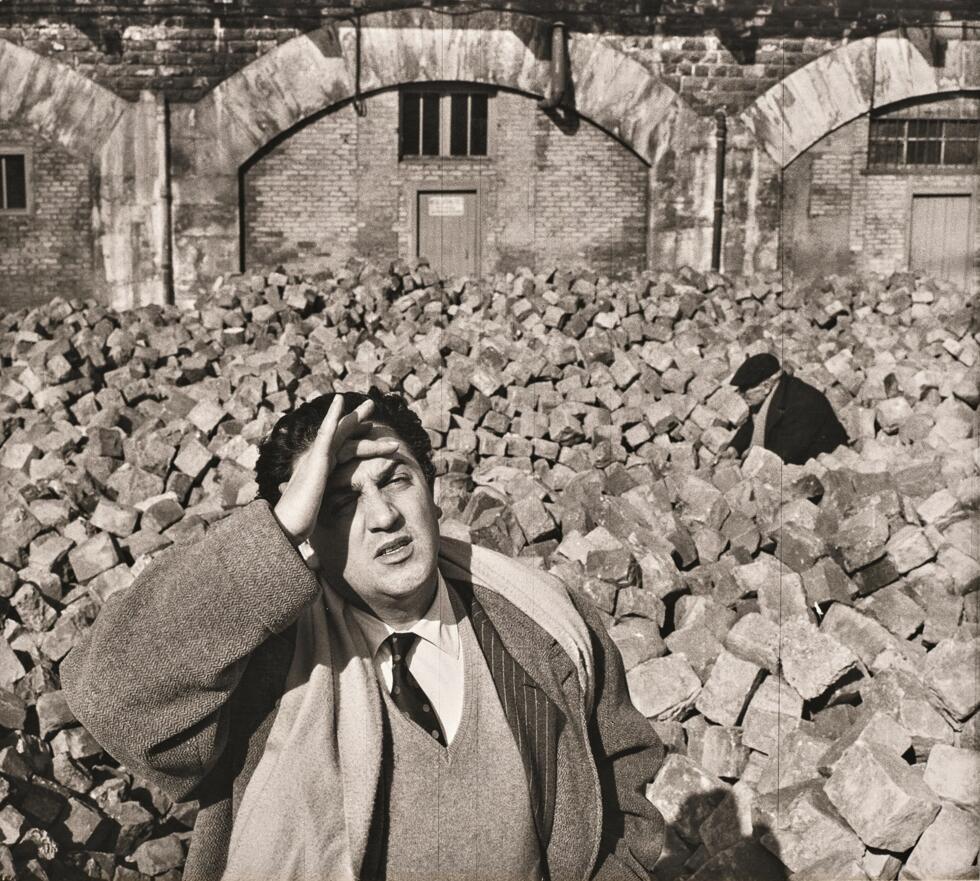 Portrait du cinéaste italien Federico Fellini par Agnès Varda, pris à Porte de Vanves, dans le 14e arrondissement de Paris, 1956.