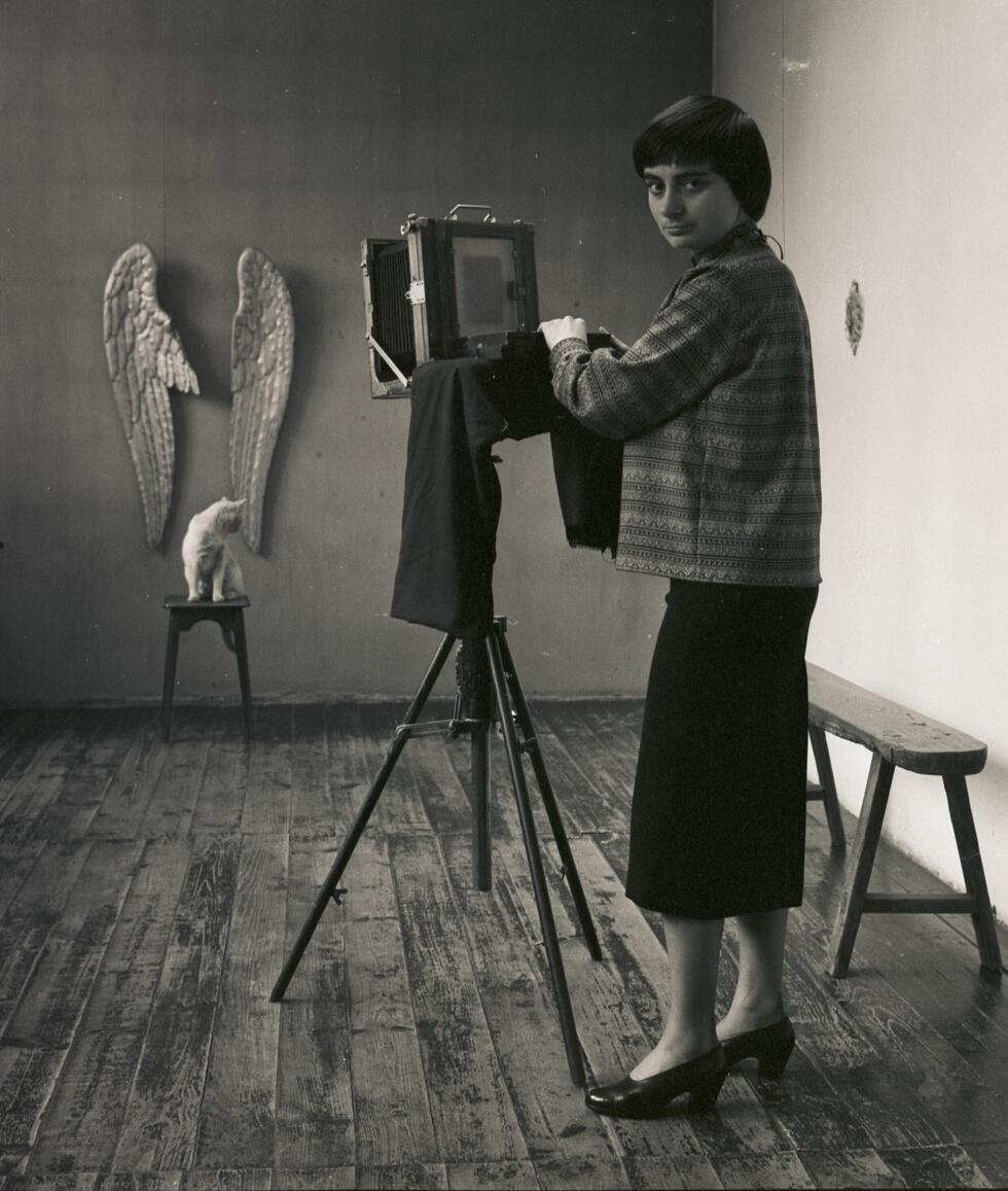 Agnès Varda: autoportrait dans son studio de la rue Daguerre dans le 14e arrondissement de Paris en 1956.