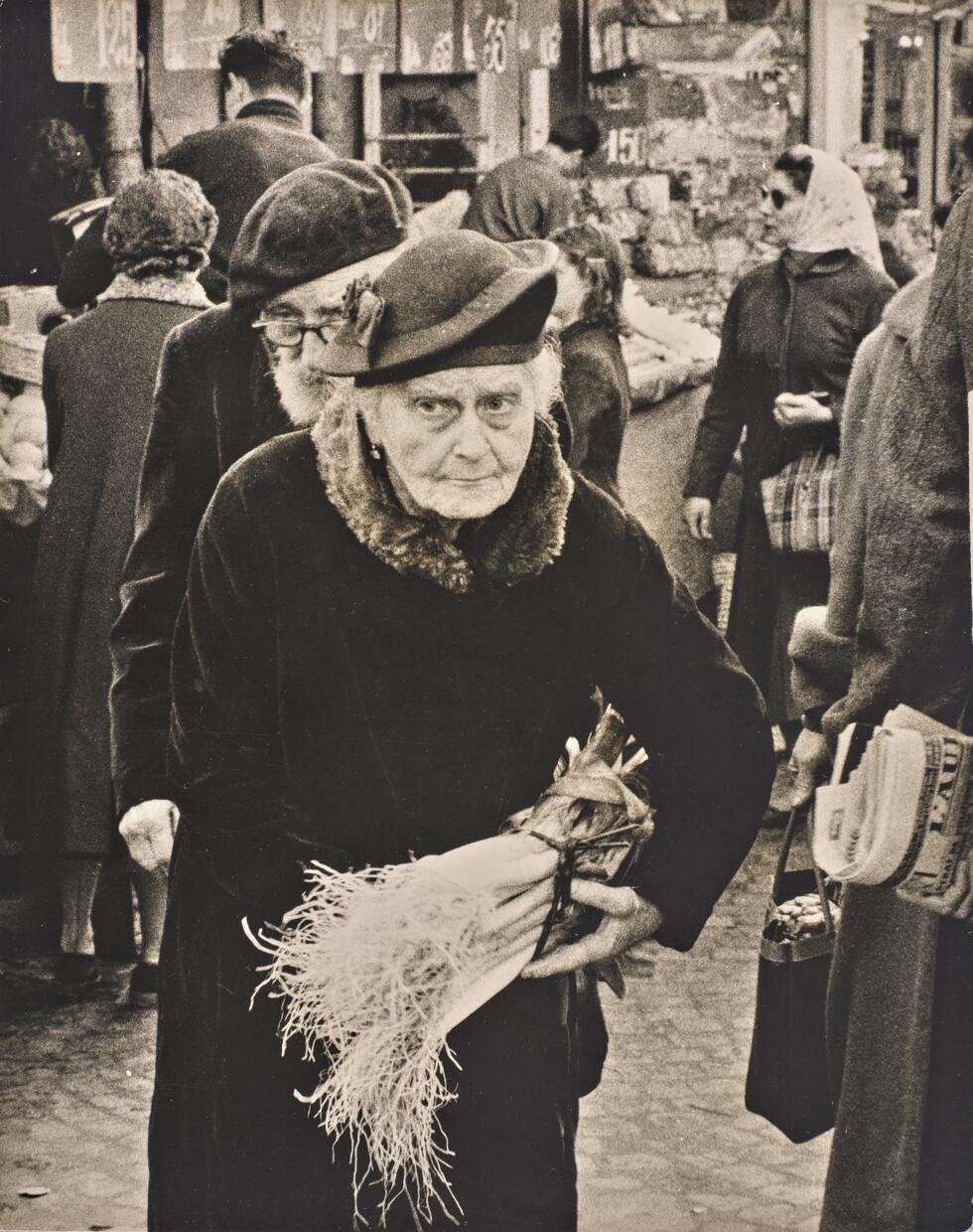 Agnès Varda: Photographie d'une vieille femme à la rue Mouffetard, 5e arrondissement de Paris, en 1957.