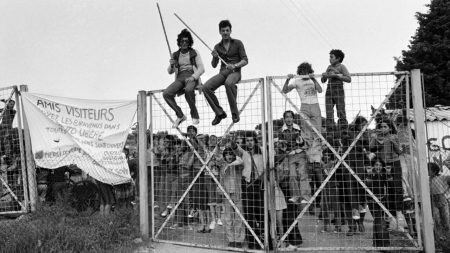 La France pour compenser plus de familles Harki pour des mauvais traitements après la guerre algérienne