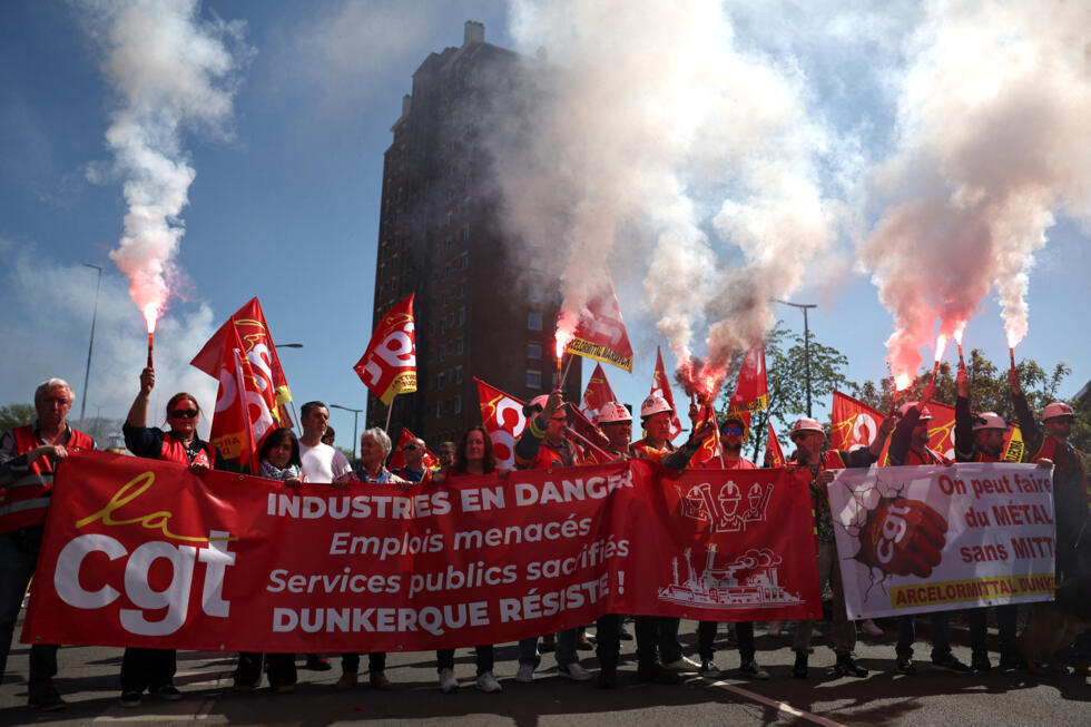 Les manifestants détiennent des bannières lisant "Industries en danger, emplois menacés, services publics sacrifiés, Dunkerque résiste!" Pendant le rallye du Mai, à Dunkerque, dans le nord de la France.