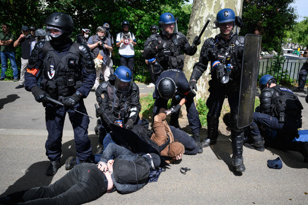Les policiers anti-émeutes détiennent des manifestants lors du rassemblement du 1er mai à Nantes, dans l'ouest de la France.