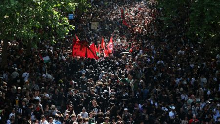 Paris Violence contre les députés socialistes Mars Énormes rassemblements de mai en France