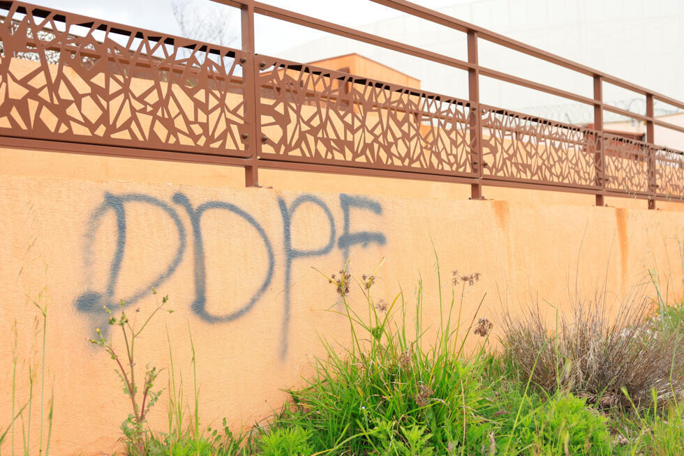 Les lettres "DDPF" sont vues taguées sur un mur du centre pénitentiaire AIX-Luynes à Aix-en-Provence, en France.