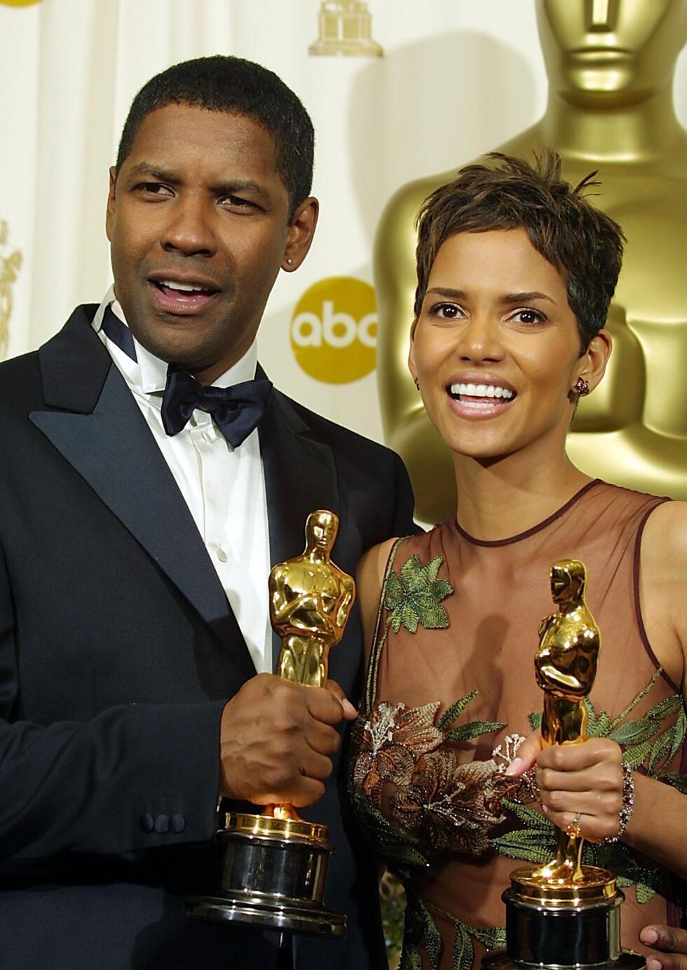 Denzel Washington (L) et Halle Berry (R) détiennent leurs statues aux Oscars aux 74th Academy Awards en 2022.