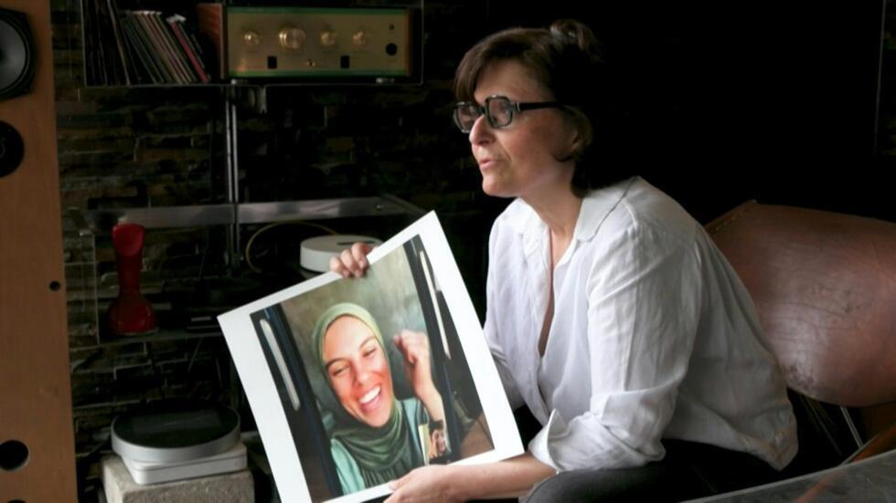 Le cinéaste iranien Sepideh Farsi avec un portrait du photojournaliste palestinien Fatima Hassouna, qui a été tué par une grève israélienne à Gaza le 16 avril 2025.