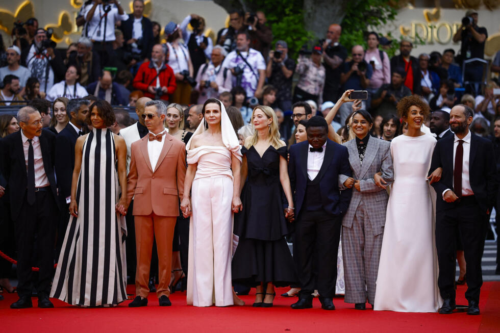Juliette Binoche avec les membres du jury Halle Berry, Payal Kapadia, Alba Rohrwacher, Leila Slimani, Dieudo Hamadi, Hong Sang-Soo, Carlos Reygadas et Jeremy Strong sur le tapis rouge, 13 mai.